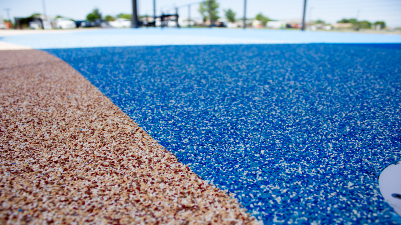 blue and beige rubber granules make up a splash pad surface